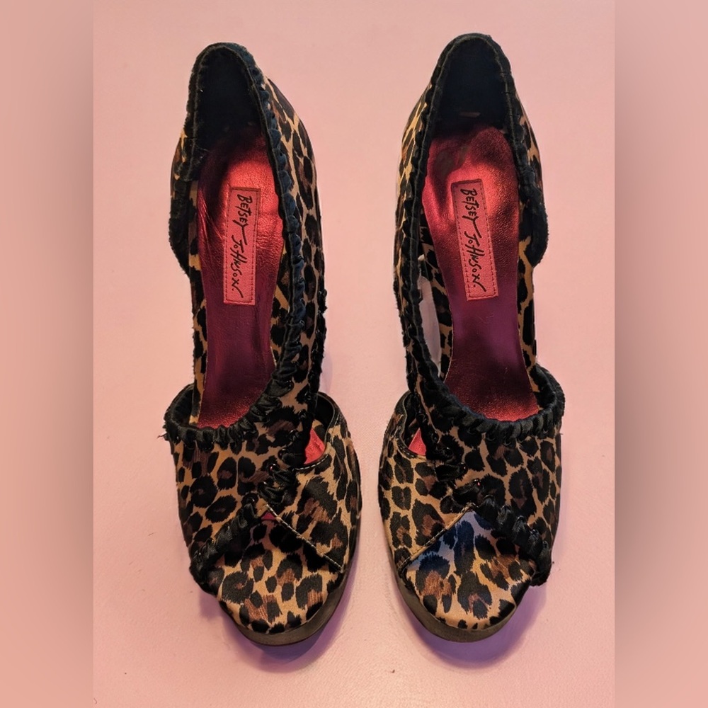 Betsey Johnson Women’s
Leopard Print Heels
Size 6.5